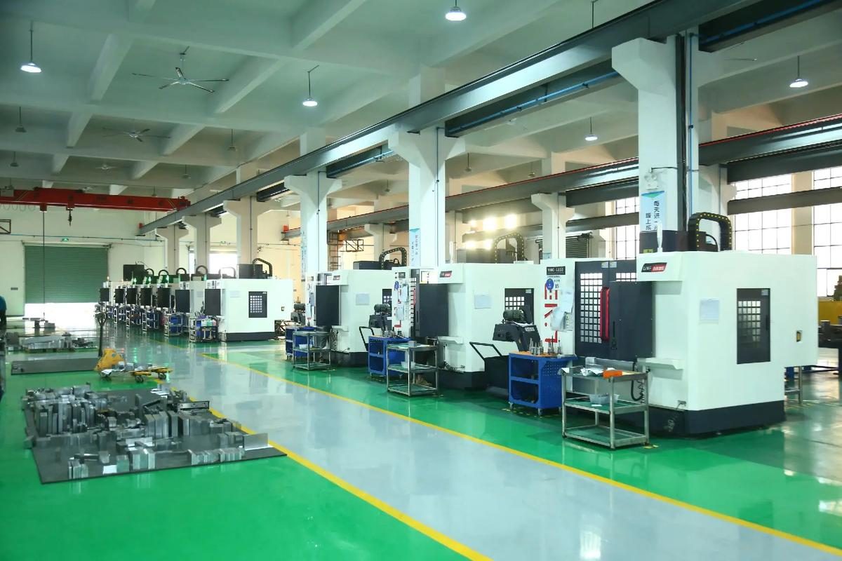 和晟模具加工车间 — CNC精密加工中心